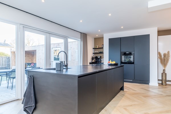 Foto - Te koop: Instapklare gemoderniseerde geschakelde 2 onder 1 kap woning met aanbouw, 3 slaapkamers, garage en een tuin in Voerendaal